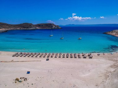 Yunanistan 'ın Elafonisos adasındaki Simos plajının hava manzarası. Elafonisos, cennet gibi egzotik plajları ve kristal berrak suları olan küçük bir Yunan adası. Laconia, Yunanistan, Avrupa