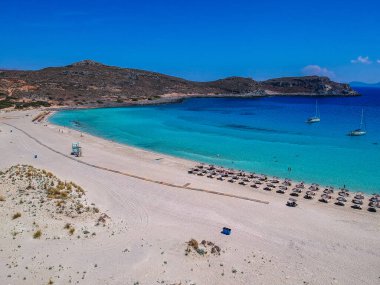 Yunanistan 'ın Elafonisos adasındaki Simos plajının hava manzarası. Elafonisos, cennet gibi egzotik plajları ve kristal berrak suları olan küçük bir Yunan adası. Laconia, Yunanistan, Avrupa