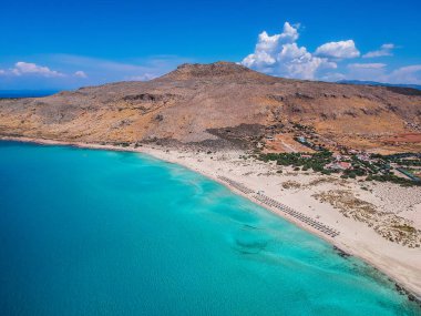 Yunanistan 'ın Elafonisos adasındaki Simos plajının hava manzarası. Elafonisos, cennet gibi egzotik plajları ve kristal berrak suları olan küçük bir Yunan adası. Laconia, Yunanistan, Avrupa
