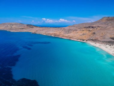 Yunanistan 'ın Elafonisos adasındaki Simos plajının hava manzarası. Elafonisos, cennet gibi egzotik plajları ve kristal berrak suları olan küçük bir Yunan adası. Laconia, Yunanistan, Avrupa