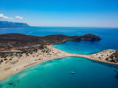Yunanistan 'ın Elafonisos adasındaki Simos plajının hava manzarası. Elafonisos, cennet gibi egzotik plajları ve kristal berrak suları olan küçük bir Yunan adası. Laconia, Yunanistan, Avrupa
