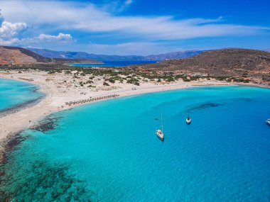 Yunanistan 'ın Elafonisos adasındaki Simos plajının hava manzarası. Elafonisos, cennet gibi egzotik plajları ve kristal berrak suları olan küçük bir Yunan adası. Laconia, Yunanistan, Avrupa