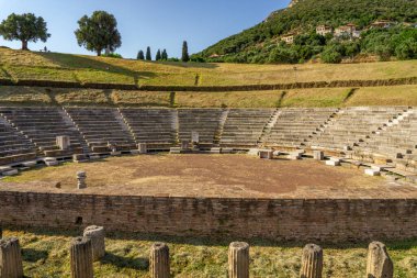 Messini, Yunanistan - 20 Haziran 2021: Antik Messene arkeoloji sahasındaki kalıntılar, Moreloponnese, Yunanistan. Yunanistan 'ın en iyi korunmuş antik kentlerinden biri. Tarihi M.Ö. 4. yüzyıla dayanıyor..