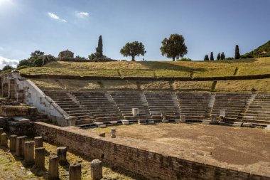 Messini, Yunanistan - 20 Haziran 2021: Antik Messene arkeoloji sahasındaki kalıntılar, Moreloponnese, Yunanistan. Yunanistan 'ın en iyi korunmuş antik kentlerinden biri. Tarihi M.Ö. 4. yüzyıla dayanıyor..