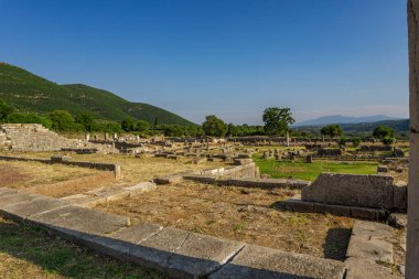 Messini, Yunanistan - 20 Haziran 2021: Antik Messene arkeoloji sahasındaki kalıntılar, Moreloponnese, Yunanistan. Yunanistan 'ın en iyi korunmuş antik kentlerinden biri. Tarihi M.Ö. 4. yüzyıla dayanıyor..