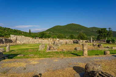 Messini, Yunanistan - 20 Haziran 2021: Antik Messene arkeoloji sahasındaki kalıntılar, Moreloponnese, Yunanistan. Yunanistan 'ın en iyi korunmuş antik kentlerinden biri. Tarihi M.Ö. 4. yüzyıla dayanıyor..