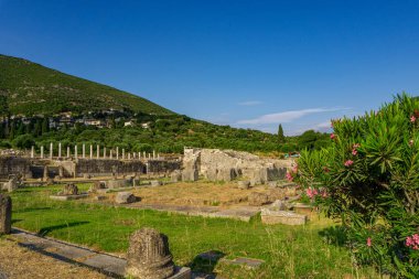 Messini, Yunanistan - 20 Haziran 2021: Antik Messene arkeoloji sahasındaki kalıntılar, Moreloponnese, Yunanistan. Yunanistan 'ın en iyi korunmuş antik kentlerinden biri. Tarihi M.Ö. 4. yüzyıla dayanıyor..