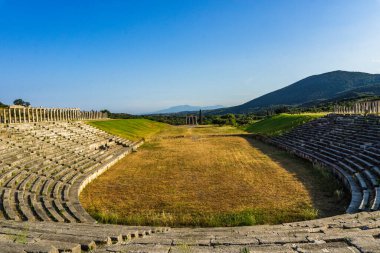 Messini, Yunanistan - 20 Haziran 2021: Antik Messene arkeoloji sahasındaki kalıntılar, Moreloponnese, Yunanistan. Yunanistan 'ın en iyi korunmuş antik kentlerinden biri. Tarihi M.Ö. 4. yüzyıla dayanıyor..