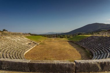 Messini, Yunanistan - 20 Haziran 2021: Antik Messene arkeoloji sahasındaki kalıntılar, Moreloponnese, Yunanistan. Yunanistan 'ın en iyi korunmuş antik kentlerinden biri. Tarihi M.Ö. 4. yüzyıla dayanıyor..