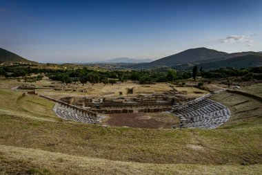 Messini, Yunanistan - 20 Haziran 2021: Antik Messene arkeoloji sahasındaki kalıntılar, Moreloponnese, Yunanistan. Yunanistan 'ın en iyi korunmuş antik kentlerinden biri. Tarihi M.Ö. 4. yüzyıla dayanıyor..