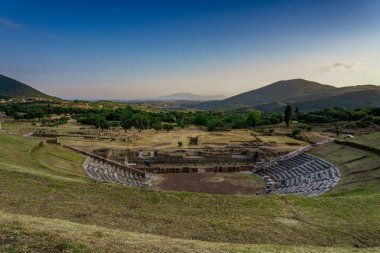 Messini, Yunanistan - 20 Haziran 2021: Antik Messene arkeoloji sahasındaki kalıntılar, Moreloponnese, Yunanistan. Yunanistan 'ın en iyi korunmuş antik kentlerinden biri. Tarihi M.Ö. 4. yüzyıla dayanıyor..