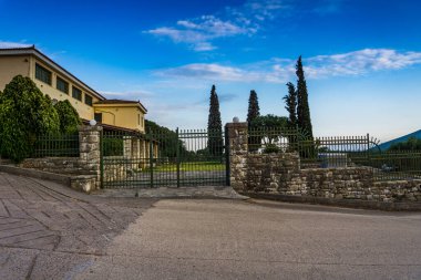 Messini, Yunanistan - 20 Haziran 2021: Antik Messene arkeoloji sahasındaki kalıntılar, Moreloponnese, Yunanistan. Yunanistan 'ın en iyi korunmuş antik kentlerinden biri. Tarihi M.Ö. 4. yüzyıla dayanıyor..