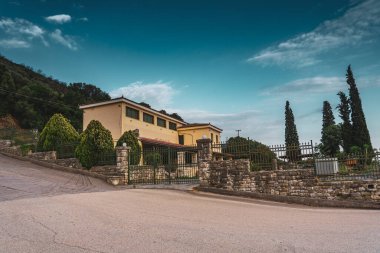 Messini, Yunanistan - 20 Haziran 2021: Antik Messene arkeoloji sahasındaki kalıntılar, Moreloponnese, Yunanistan. Yunanistan 'ın en iyi korunmuş antik kentlerinden biri. Tarihi M.Ö. 4. yüzyıla dayanıyor..