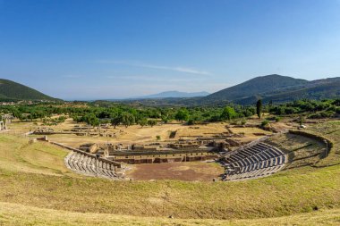 Messini, Yunanistan - 20 Haziran 2021: Antik Messene arkeoloji sahasındaki kalıntılar, Moreloponnese, Yunanistan. Yunanistan 'ın en iyi korunmuş antik kentlerinden biri. Tarihi M.Ö. 4. yüzyıla dayanıyor..