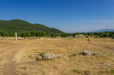 Messini, Yunanistan - 20 Haziran 2021: Antik Messene arkeoloji sahasındaki kalıntılar, Moreloponnese, Yunanistan. Yunanistan 'ın en iyi korunmuş antik kentlerinden biri. Tarihi M.Ö. 4. yüzyıla dayanıyor..