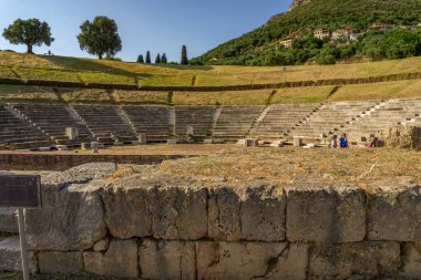 Messini, Yunanistan - 20 Haziran 2021: Antik Messene arkeoloji sahasındaki kalıntılar, Moreloponnese, Yunanistan. Yunanistan 'ın en iyi korunmuş antik kentlerinden biri. Tarihi M.Ö. 4. yüzyıla dayanıyor..