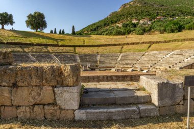 Messini, Yunanistan - 20 Haziran 2021: Antik Messene arkeoloji sahasındaki kalıntılar, Moreloponnese, Yunanistan. Yunanistan 'ın en iyi korunmuş antik kentlerinden biri. Tarihi M.Ö. 4. yüzyıla dayanıyor..