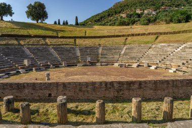Messini, Yunanistan - 20 Haziran 2021: Antik Messene arkeoloji sahasındaki kalıntılar, Moreloponnese, Yunanistan. Yunanistan 'ın en iyi korunmuş antik kentlerinden biri. Tarihi M.Ö. 4. yüzyıla dayanıyor..