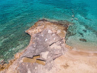 Yunanistan 'ın Laconia kentindeki en eski batık Pavlopetri şehri üzerinde ikonik hava manzarası. Yaklaşık 5000 yaşındaki Pavlipetri Akdeniz 'in en eski şehridir..