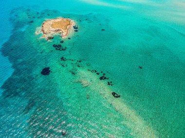 Yunanistan 'ın Laconia kentindeki en eski batık Pavlopetri şehri üzerinde ikonik hava manzarası. Yaklaşık 5000 yaşındaki Pavlipetri Akdeniz 'in en eski şehridir..