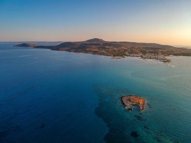 Yunanistan 'ın Laconia kentindeki en eski batık Pavlopetri şehri üzerinde ikonik hava manzarası. Yaklaşık 5000 yaşındaki Pavlipetri Akdeniz 'in en eski şehridir..
