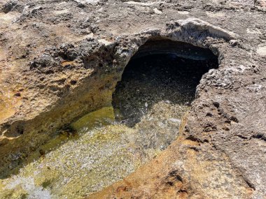 Yunanistan 'ın Laconia kentindeki en eski batık şehir Pavlopetri' nin tarih öncesi mezarlığının deniz manzarası. Yaklaşık 5000 yıllık. Akdeniz 'in en eski şehridir..