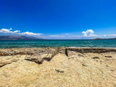 Yunanistan 'ın Laconia kentindeki en eski batık şehir Pavlopetri' nin tarih öncesi mezarlığının deniz manzarası. Yaklaşık 5000 yıllık. Akdeniz 'in en eski şehridir..