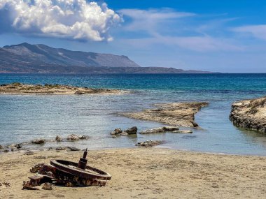 Yunanistan 'ın Laconia kentindeki en eski batık şehir Pavlopetri' nin tarih öncesi mezarlığının deniz manzarası. Yaklaşık 5000 yıllık. Akdeniz 'in en eski şehridir..