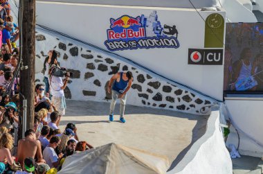 SANTORINI, GREECE - Eylül 2013: Parkour Athletes iş başında. Turistler ve ziyaretçiler, Yunanistan 'ın Santorini Adası' ndaki sporculardan eşsiz bir parkur gösterisi izlemek için bekliyorlar. Santorini, Cyclades, Yunanistan 'da halka açık gösteri için ücretsiz