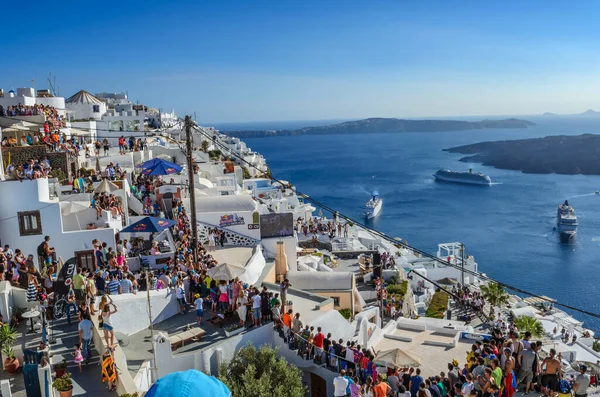 Santorini Greece September 2013 Parkour Athletes Action Tourists Visitors Wait — Stock Photo, Image