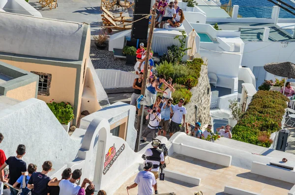 Santorini Greece September 2013 Parkour Athletes Action Tourists Visitors Wait — Stock Photo, Image