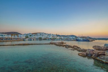 Yunanistan 'ın Kiklad adasının Paros adasındaki güzel sahil köyü Naousa' nın ikonik manzarası, yaz dönemi boyunca