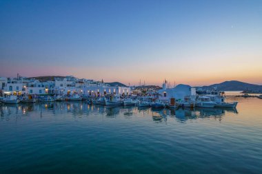 Yunanistan 'ın Kiklad adasının Paros adasındaki pitoresk sahil köyü Naousa' dan ikonik manzara, yaz dönemi boyunca