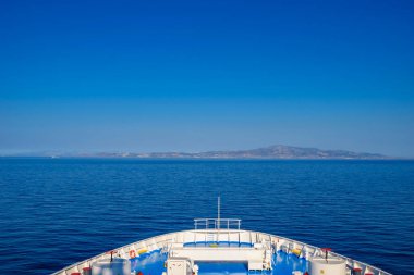 Parikia, Yunanistan - Haziran 2017: Port ve Parikia kasabası adaya yaklaşan Mavi Yıldız feribotunun güvertesinden görüldü. Paros, Cyclades, Yunanistan, Avrupa