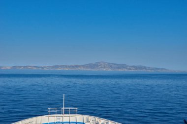 Parikia, Yunanistan - Haziran 2017: Port ve Parikia kenti Yunanistan, Avrupa 'daki Paros Adası' nın yüklenmesi sırasında feribottan görüldü