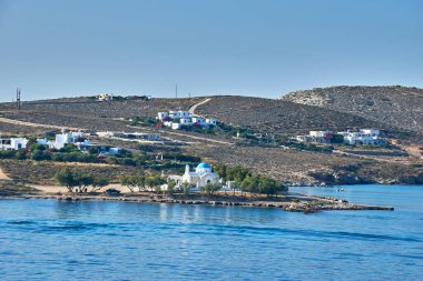 Parikia, Yunanistan - Haziran 2017: Port ve Parikia kenti Yunanistan, Avrupa 'daki Paros Adası' nın yüklenmesi sırasında feribottan görüldü