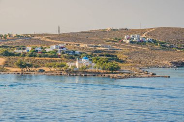 Parikia, Yunanistan - Haziran 2017: Port ve Parikia kenti Yunanistan, Avrupa 'daki Paros Adası' nın yüklenmesi sırasında feribottan görüldü
