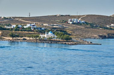 Parikia, Yunanistan - Haziran 2017: Port ve Parikia kenti Yunanistan, Avrupa 'daki Paros Adası' nın yüklenmesi sırasında feribottan görüldü