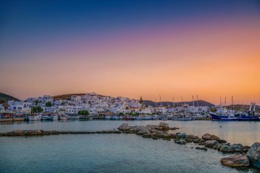 Yunanistan 'ın Kiklad adasının Paros adasındaki güzel sahil köyü Naousa' nın ikonik manzarası, yaz dönemi boyunca