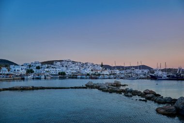 Yunanistan 'ın Kiklad adasının Paros adasındaki güzel sahil köyü Naousa' nın ikonik manzarası, yaz dönemi boyunca