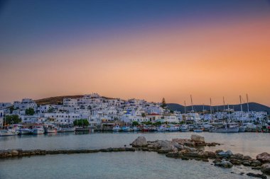 Yunanistan 'ın Kiklad adasının Paros adasındaki güzel sahil köyü Naousa' nın ikonik manzarası, yaz dönemi boyunca
