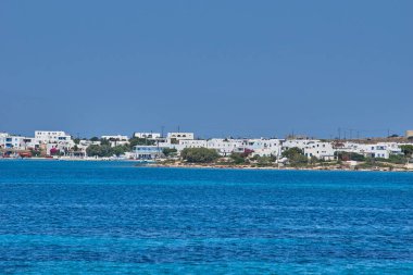 Antiparos Adası, Yunanistan - Haziran 2017: Tekne limana yaklaşırken Antiparos adasına giden güzel deniz manzarası. Yunanistan 'da Antiparos adası, Kiklad, Yunanistan' da panoramik yaz manzarası