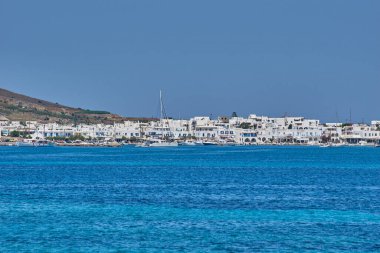 Antiparos Adası, Yunanistan - Haziran 2017: Tekne limana yaklaşırken Antiparos adasına giden güzel deniz manzarası. Yunanistan 'da Antiparos adası, Kiklad, Yunanistan' da panoramik yaz manzarası