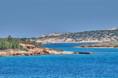 Antiparos Adası, Yunanistan - Haziran 2017: Tekne limana yaklaşırken Antiparos adasına giden güzel deniz manzarası. Yunanistan 'da Antiparos adası, Kiklad, Yunanistan' da panoramik yaz manzarası
