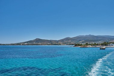 Antiparos Adası, Yunanistan - Haziran 2017: Tekne limana yaklaşırken Antiparos adasına giden güzel deniz manzarası. Yunanistan 'da Antiparos adası, Kiklad, Yunanistan' da panoramik yaz manzarası