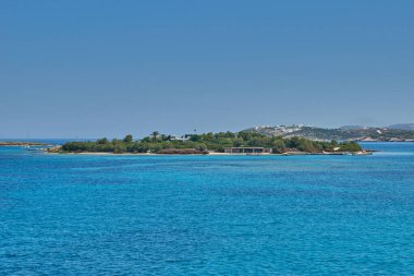 Antiparos Adası, Yunanistan - Haziran 2017: Tekne limana yaklaşırken Antiparos adasına giden güzel deniz manzarası. Yunanistan 'da Antiparos adası, Kiklad, Yunanistan' da panoramik yaz manzarası