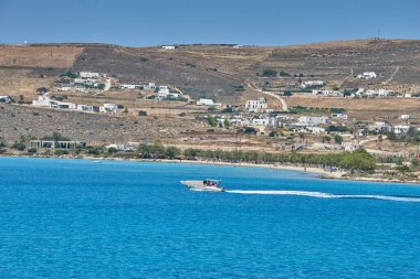 Antiparos Adası, Yunanistan - Haziran 2017: Tekne limana yaklaşırken Antiparos adasına giden güzel deniz manzarası. Yunanistan 'da Antiparos adası, Kiklad, Yunanistan' da panoramik yaz manzarası
