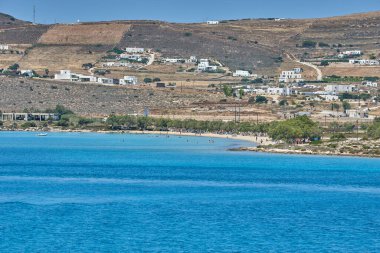 Antiparos Adası, Yunanistan - Haziran 2017: Tekne limana yaklaşırken Antiparos adasına giden güzel deniz manzarası. Yunanistan 'da Antiparos adası, Kiklad, Yunanistan' da panoramik yaz manzarası