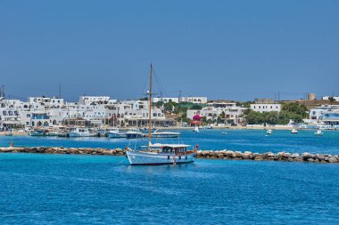 Antiparos Adası, Yunanistan - Haziran 2017: Tekne limana yaklaşırken Antiparos adasına giden güzel deniz manzarası. Yunanistan 'da Antiparos adası, Kiklad, Yunanistan' da panoramik yaz manzarası