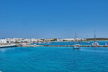 Antiparos Adası, Yunanistan - Haziran 2017: Tekne limana yaklaşırken Antiparos adasına giden güzel deniz manzarası. Yunanistan 'da Antiparos adası, Kiklad, Yunanistan' da panoramik yaz manzarası